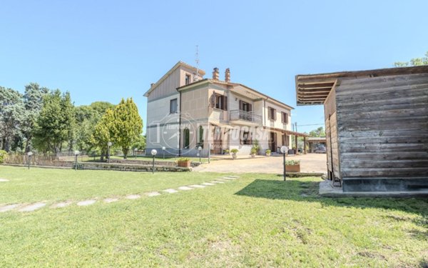 casa indipendente in vendita a Viterbo
