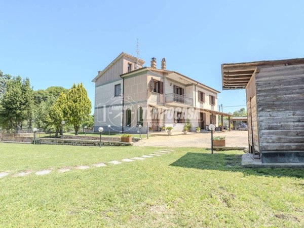 casa indipendente in vendita a Viterbo