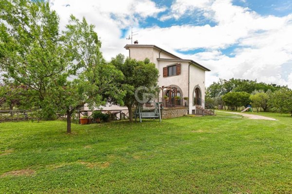 casa indipendente in vendita a Viterbo