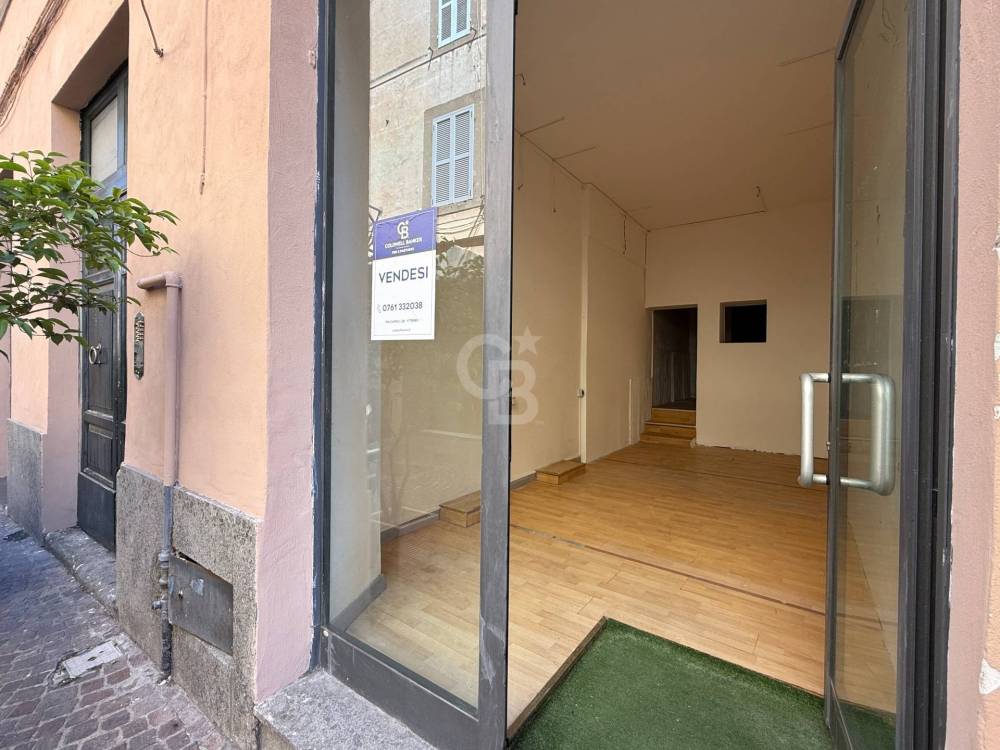 locale commerciale in vendita a Viterbo in zona Centro Città
