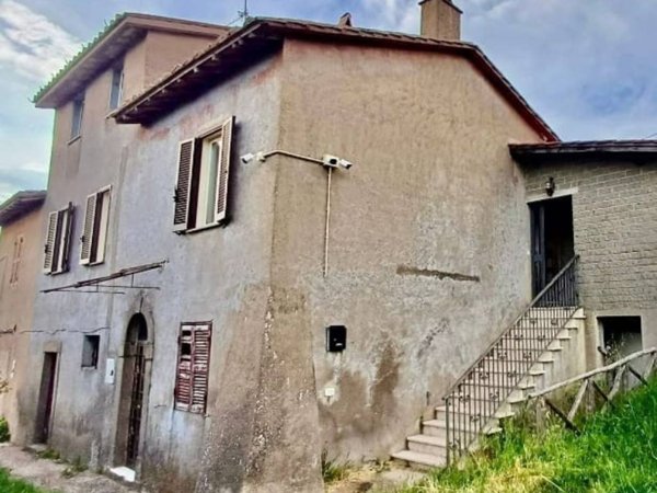 appartamento in vendita a Viterbo in zona Tobia