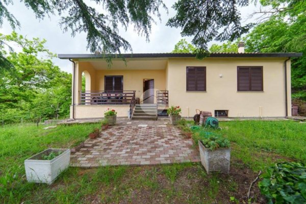 casa indipendente in vendita a Viterbo in zona Tobia