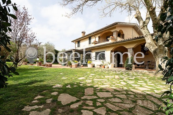 casa indipendente in vendita a Viterbo