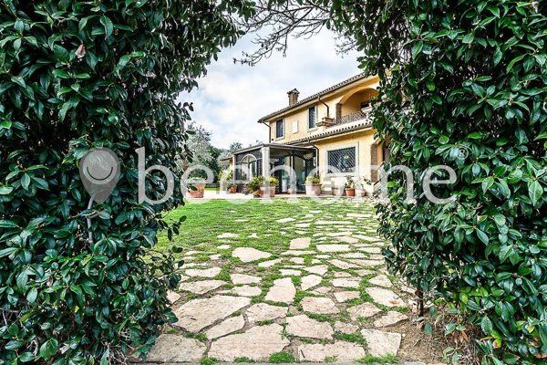 casa indipendente in vendita a Viterbo