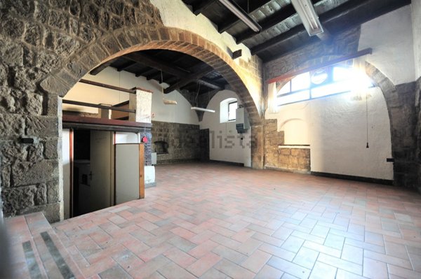 locale commerciale in vendita a Viterbo in zona Centro Città
