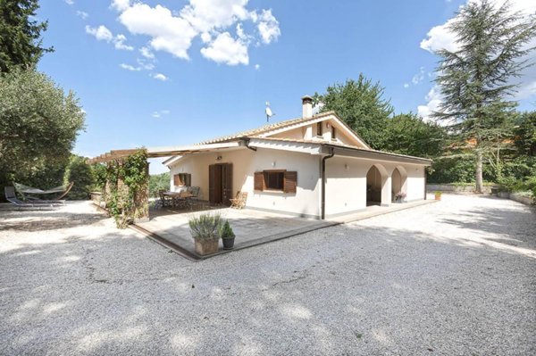 casa indipendente in vendita a Viterbo in zona Bagnaia
