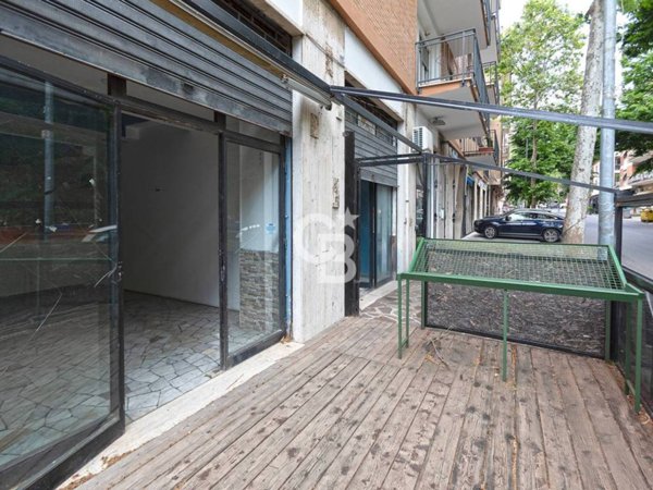 locale commerciale in vendita a Viterbo in zona Bagnaia