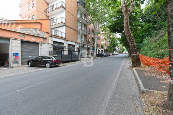 locale commerciale in vendita a Viterbo in zona Bagnaia