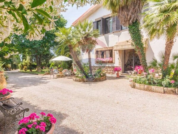 casa indipendente in vendita a Viterbo