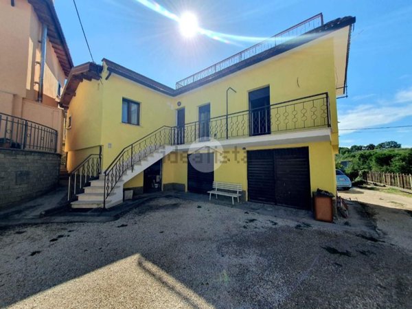 casa indipendente in vendita a Viterbo in zona Tobia