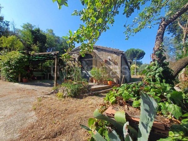 casa indipendente in vendita a Viterbo in zona Monterazzano