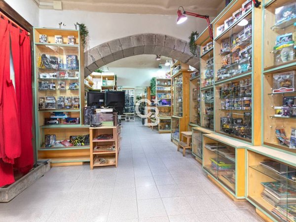 locale commerciale in vendita a Viterbo in zona Centro Città