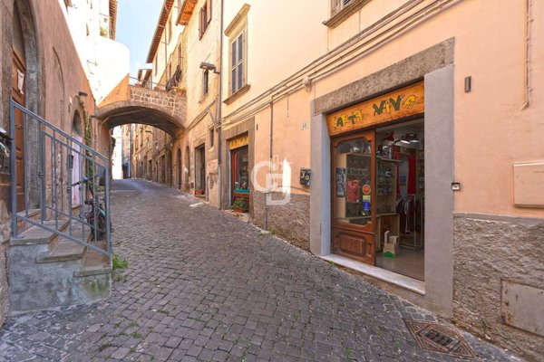 locale commerciale in vendita a Viterbo in zona Centro Città