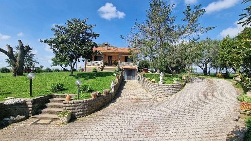 casa indipendente in vendita a Viterbo in zona Monterazzano