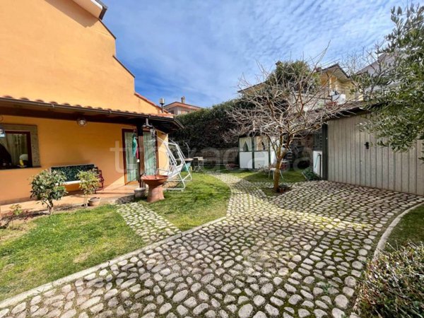 casa indipendente in vendita a Viterbo in zona Tobia