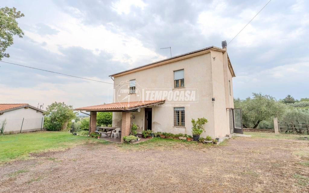 casa indipendente in vendita a Viterbo in zona Bagnaia