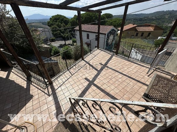 appartamento in vendita a Viterbo in zona Roccalvecce