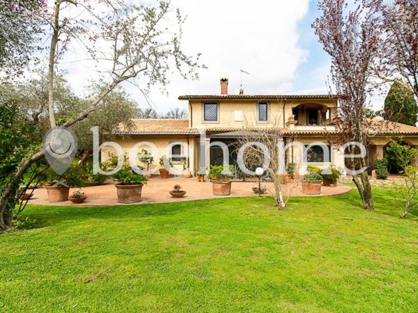 casa indipendente in vendita a Viterbo