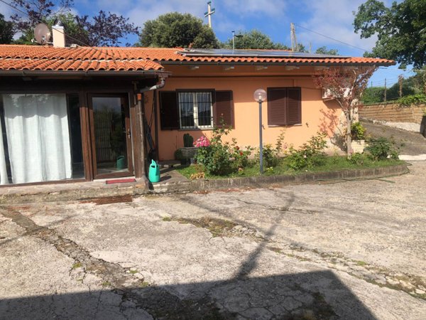 casa indipendente in vendita a Viterbo in zona Bagnaia