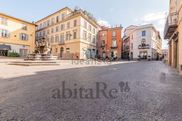locale commerciale in vendita a Viterbo in zona Centro Città