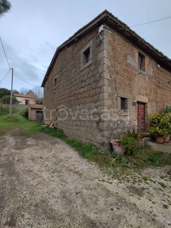 casa indipendente in vendita a Viterbo in zona Monterazzano