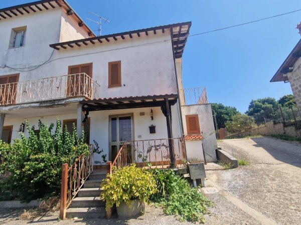 appartamento in vendita a Viterbo in zona Tobia