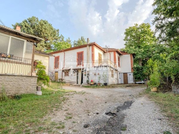 casa indipendente in vendita a Viterbo in zona San Martino al Cimino
