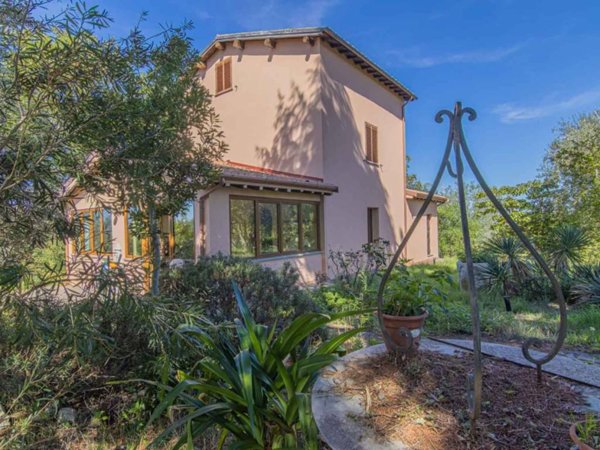 casa indipendente in vendita a Viterbo in zona Tobia