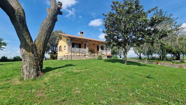 casa indipendente in vendita a Viterbo in zona Monterazzano