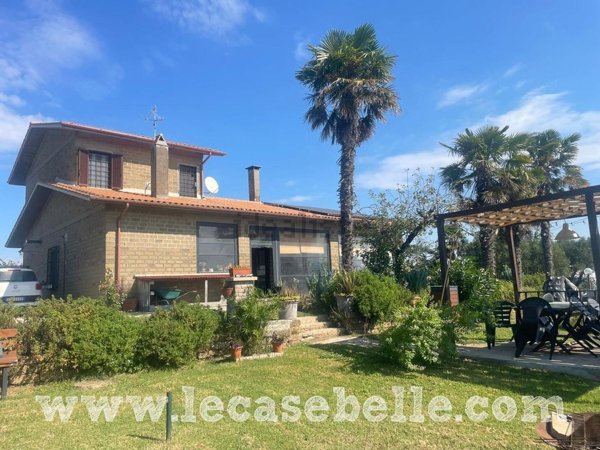 casa indipendente in vendita a Viterbo