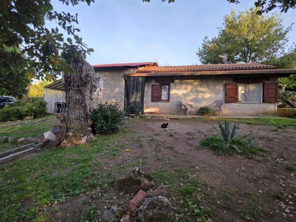 casa indipendente in vendita a Viterbo in zona Bagnaia