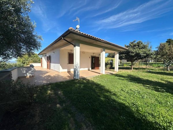 casa indipendente in vendita a Viterbo in zona Tobia