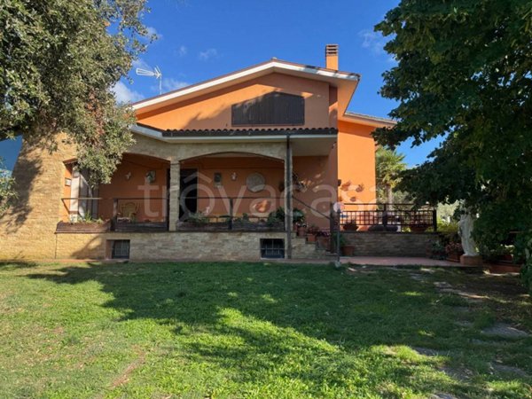 casa indipendente in vendita a Viterbo in zona Tobia