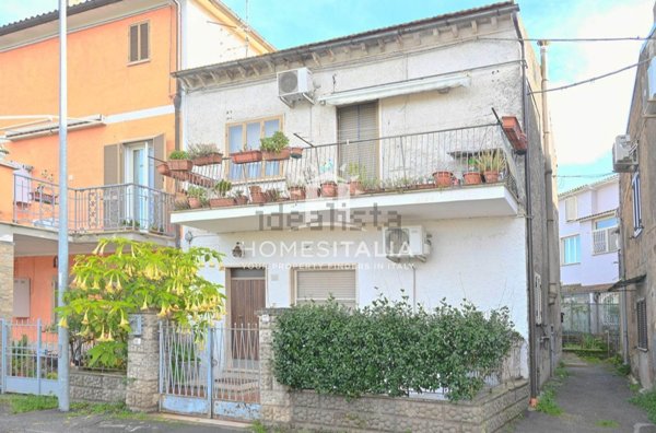 casa indipendente in vendita a Viterbo