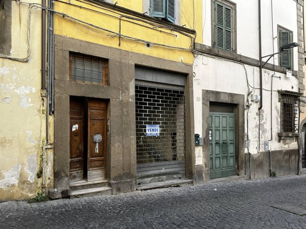 negozio in vendita a Viterbo in zona Centro Città