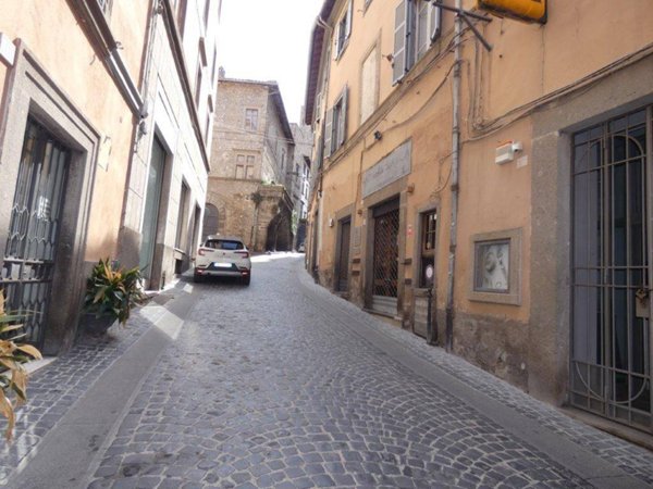 negozio in vendita a Viterbo in zona Centro Città