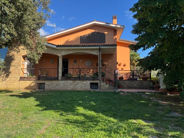 casa indipendente in vendita a Viterbo in zona Tobia