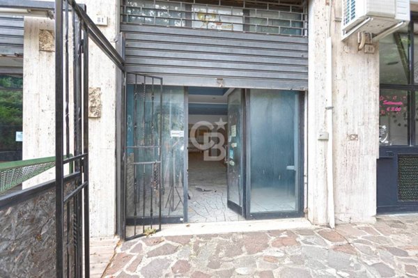 locale commerciale in vendita a Viterbo in zona Bagnaia