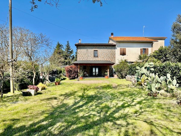 casa indipendente in vendita a Viterbo