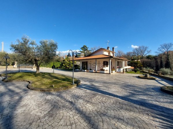 casa indipendente in vendita a Viterbo