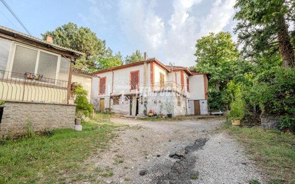 casa indipendente in vendita a Viterbo in zona San Martino al Cimino