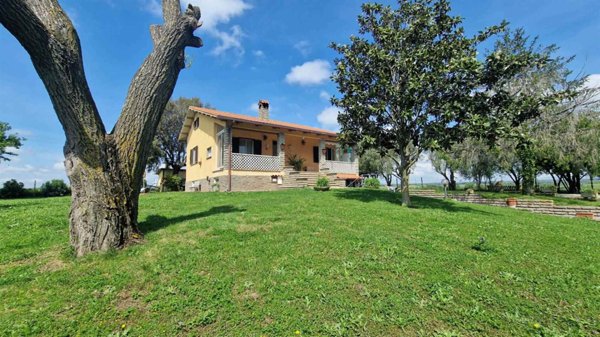 casa indipendente in vendita a Viterbo in zona Monterazzano
