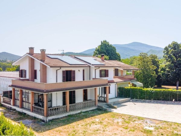 casa indipendente in vendita a Viterbo in zona Bagnaia