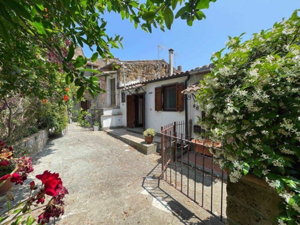 appartamento in vendita a Viterbo in zona Roccalvecce