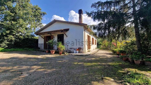 casa indipendente in vendita a Viterbo in zona Campolungo