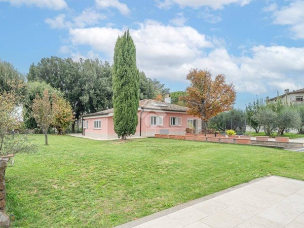 casa indipendente in vendita a Viterbo