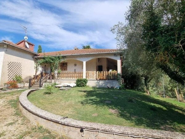 casa indipendente in vendita a Viterbo in zona Monterazzano