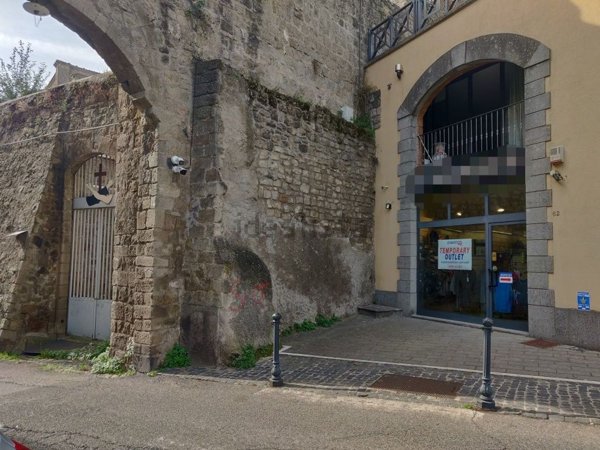 locale commerciale in vendita a Viterbo in zona Centro Città