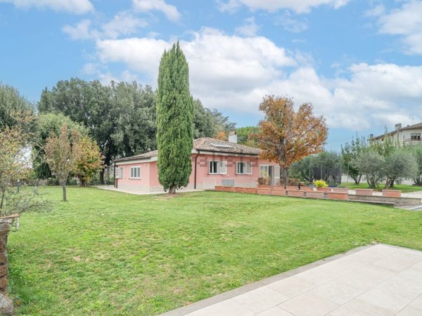 casa indipendente in vendita a Viterbo