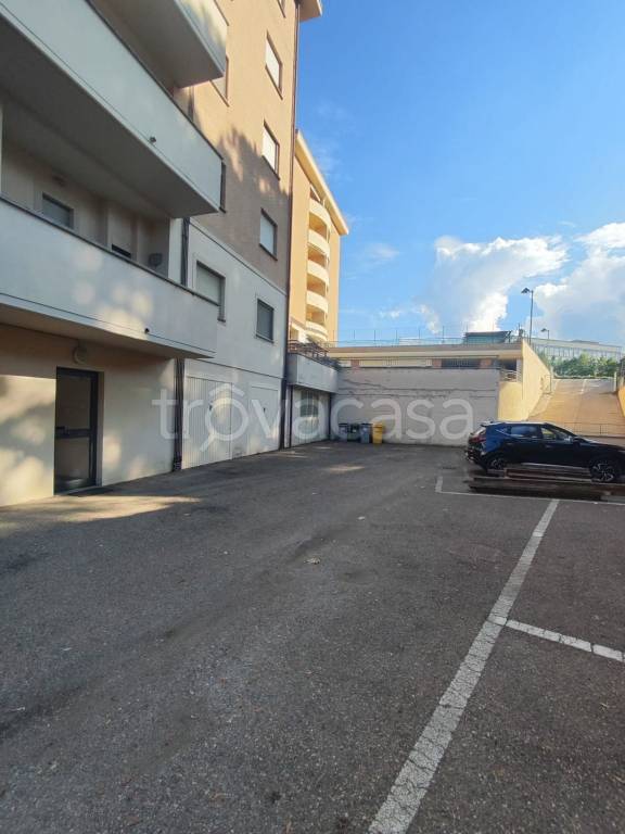 locale commerciale in vendita a Viterbo